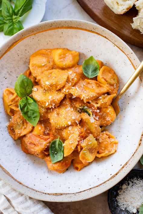 Roasted Tomato Ricotta Tortellini Vegetarian Tortellini, Ricotta Tortellini, Vegan Tortellini, Ricotta Sauce, Vegan Pasta Sauce, Vegan Pasta Dish, Vegan Dinner Recipes Easy, Ricotta Recipes, Vegan Pasta Recipes