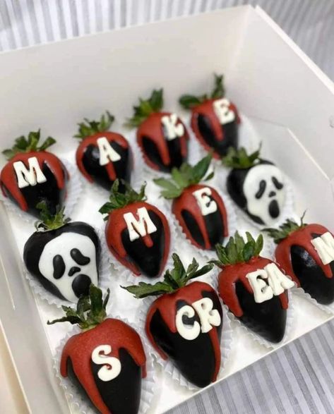 Boo-tiful strawberries for a fang-tastic Halloween! 👻🍓 #StrawberryMagic #HalloweenVibes #Spooktacular #BerryDelicious #HalloweenTreats #StrawberryLove #TrickOrTreat #BerryGood #HalloweenFun #StrawberrySeason #HalloweenSpirit #SweetTreats Themed Chocolate Covered Strawberries, Chocolate Covered Desserts, Chocolate Covered Strawberries Bouquet, Houston Food, Halloween Food Treats, Chocolate Covered Treats, Yummy Comfort Food, Easy Snack Recipes, Christmas Cookies Decorated