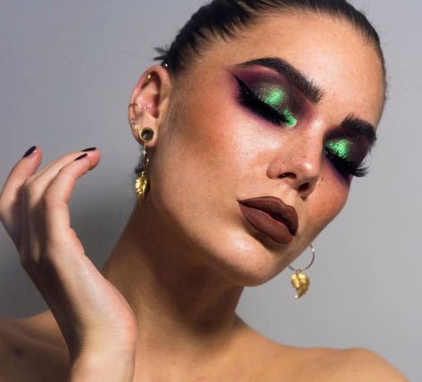 Linda Hallberg on Instagram: “Green and purple together is such a great combination 🤤 Eyes are @hudabeauty Amethyst Obsessions, @lindahallbergcosmetics Enchanted Secrets…” Make Up Kits, The Best Foundation, Linda Hallberg, Best Makeup Brushes, Makeup Brush Kit, Purple Makeup, Cheap Makeup, Green Makeup, Basic Makeup