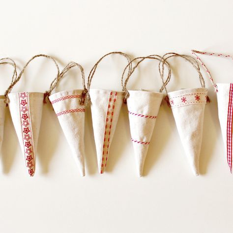 Set of 6 Handmade Scandinavian Christmas Decorations by AnneMetteHandmade on Etsy https://www.etsy.com/au/listing/168747976/set-of-6-handmade-scandinavian-christmas Danish Christmas, Scandinavian Christmas Decorations, Swedish Christmas, Diy Advent Calendar, Navidad Diy, Nordic Christmas, Mantel Decor, Fabric Ornaments, Scandinavian Christmas