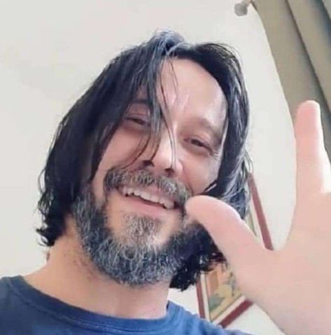 Keanu Reeves Selfie, Keanu Reeves Pictures, Keanu Reeves Life, Selfie Picture, Keanu Reeves John Wick, Loving Man, Army Pics, Video Call With Boyfriend Screen Photo, Airport Photos