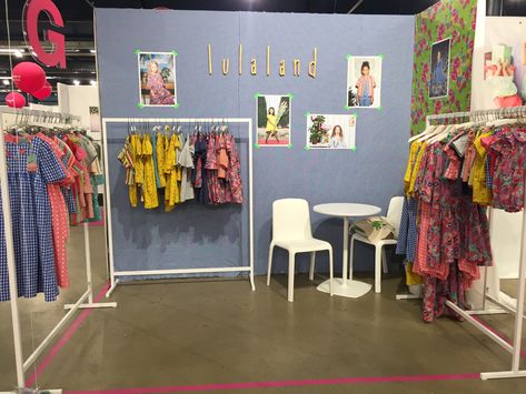 Fashion Booth Design, Bazaar Booth, Clothing Booth Display, Market Stall Display, Fashion Bazaar, Exhibition Display Design, Stand Feria, Design Studio Workspace, Pop Up Banner