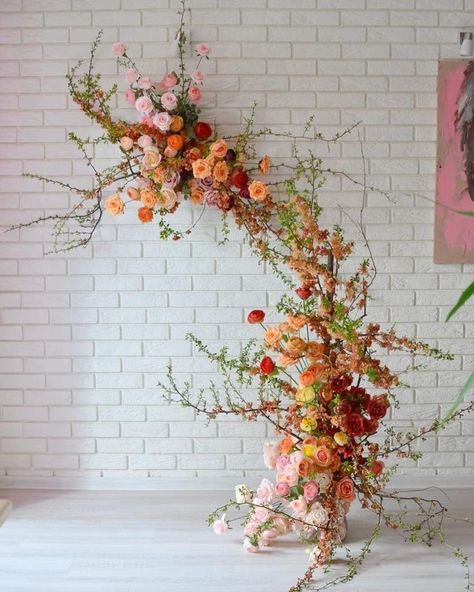 Hanging Flowers Altar, Hanging Floral Wedding Backdrop, Modern Floral Installation, Free Standing Flower Arrangements, Floral Wall Installation, Floral Arbor, Floral Installation, Flower Installation, Diy Home Decor Ideas