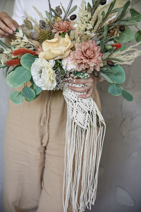 Macrame Bridal Bouquet Wrap, Macrame Wedding Bouquet Wrap, Macrame Bouquet Wrap Diy, Macrame Flower Bouquet, Bouquet Wrapping Ideas, Macrame Bouquet Wrap, Macrame Bouquet, Romantic Wedding Colors, Boho Wedding Gifts