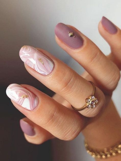 Gray-purple and marble nails Fall Mauve Nails, Mauve Nail Polish, Mauve Nails, Korean Nail Art, Latest Nail Trends, Subtle Nails, Nails Now, Winter Nail Designs, Fall Nail Colors