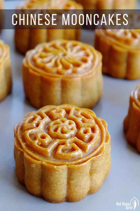 Fold Dumplings, Fried Aubergine, Moon Cake Recipe, Chinese Moon Cake, Mooncake Recipe, Chinese Desserts, Mooncake Festival, Moon Cakes, Salted Egg Yolk