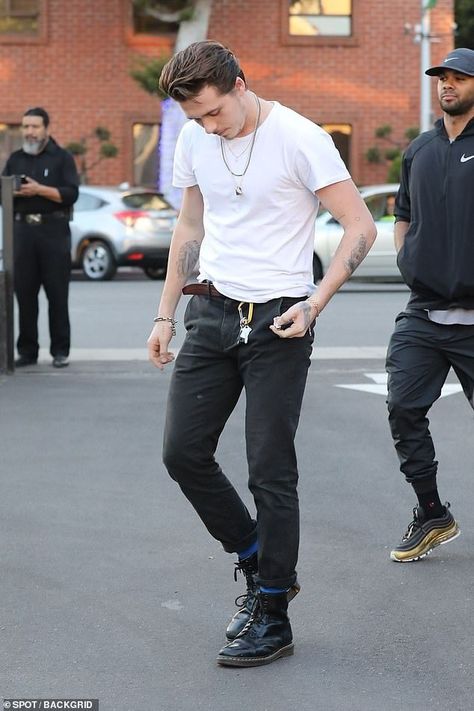 Brooklyn Beckham Beverly Hills December 19, 2018 - Star Style Man Dr Martens 1460 Outfit, Cdg Converse Outfit Men, Edgy Outfits Men, Dr Martens Men Outfit, Hana Cross, Edgy Street Style, Dr Martens Men, Dr Martens Outfit, Festival Outfits Men