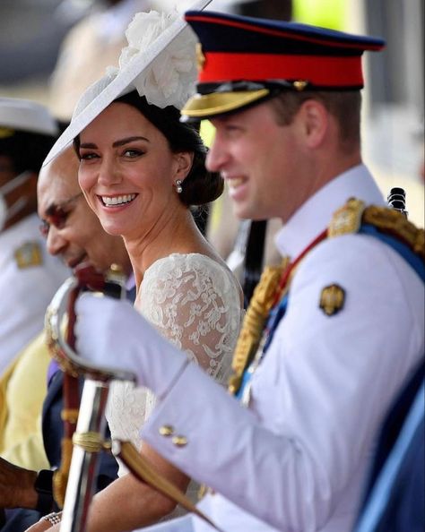 Catherine And William, Bahamas Flag, Uk Royal Family, Herzogin Von Cambridge, William E Kate, Visit Jamaica, Prins William, Royal Family Fashion, Princess Catherine Of Wales