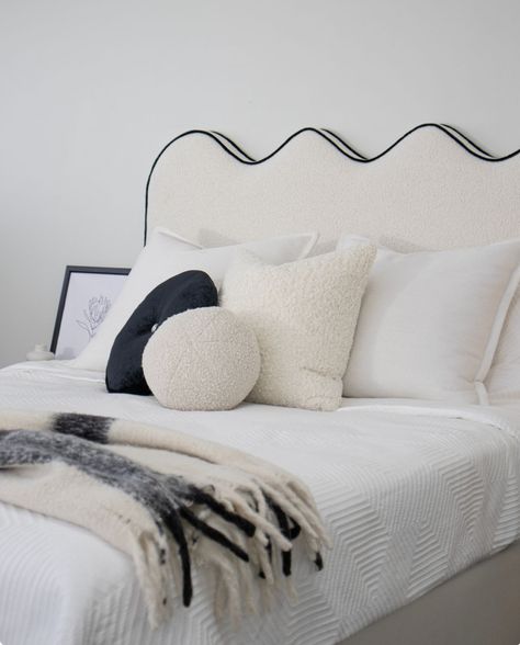 Black And White Headboard Ideas, Organic Headboard, Curved Bedhead, Bedhead Ideas, Wavy Headboard, Wave Headboard, Pipe Headboard, Black And White Room, Soft Headboard