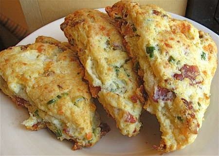 Scallion Scones, Cheddar Chive Scones, Chive Scones, Hp Sauce, Wakey Wakey, Savory Scones, Bacon Cheddar, Scone Recipe, Breakfast Breads