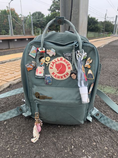 Decorated Kanken Backpack, Tas Kanken, Kanken Backpack Aesthetic, Mochila Fjallraven Kanken, Pretty Tote Bags, Uni Bag, Stylish School Bags, School Bag Essentials, Decorated Bags