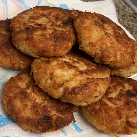 CRISPY CHICKEN FRITTERS Chicken Fritters, Homemade Chicken Nuggets, Grandma's Recipes, Poultry Dishes, Sesame Chicken, Easy Comfort Food, Grandmas Recipes, Canned Chicken, Food Website