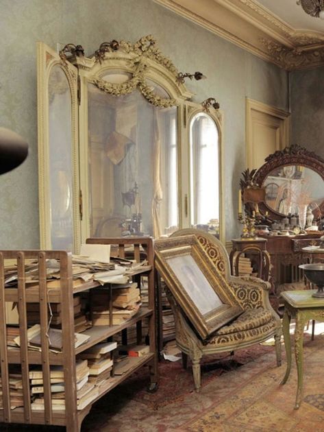 Time Capsule Apartment in Paris Abandoned 70 Years Ago - Fubiz Media Paris Interior Design Parisian Apartment, Old Parisian Apartment, Paris Living Room Decor, Parisian Apartment Living Room, Modern French Kitchen, Parisian Apartment Aesthetic, French Modern Home, Paris Living Rooms, Modern Parisian Apartment