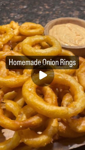 Oahu Family Fun - Activities & Events on Instagram: "Oh I love onion rings! That’s my favorite! 🤤   Follow @gutlesshomechef   Beer batter onion rings  Onion ring ingredients: -2 large sweet yellow onions -600mL (2 1/2 cups) vegetable oil -180g (1 1/2 cups) flour -1 350mL (12 oz) can of beer -A few good shakes of paprika -A few good shakes of garlic powder -1/2 tsp baking powder -Salt and pepper to taste -Corn starch to coat  Dipping sauce ingredients: -125mL (1/2 cup) mayonnaise -3 tbsp horseradish -A good squirt of ketchup -1 tsp paprika -1 tsp cayenne pepper -Salt and pepper to taste  Method: 1. Slice onions into thin circles. Separate slices into rings. Soak in an ice bath for 15 minutes. Dry well, then coat with corn starch. 2. Make the batter. In a medium bowl, combine the flour, pap Beer Battered Onion Rings Air Fryer, How To Make Onion Rings, Best Onion Rings Recipe, Onion Rings Homemade, Beer Batter Onion Rings, Batter Onion Rings, Onion Rings Recipe Easy, Rings Homemade, Onions Rings