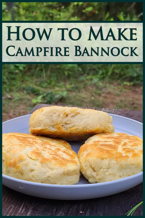 A plate of bannock.  Overlaid text says how to make campfire bannock. Camp Fire Bread, Baking Bread Over Campfire, Camp Bread Recipes, Camping Bread Recipes, Bannock Recipe Campfire, Campfire Bannock, Campfire Bread Recipe, Camp Bread, Camping Bread