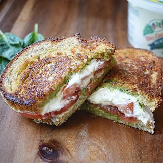 Burrata and Arugula Pesto Grilled Cheese Pesto Burrata, Pesto Grilled Cheese, Grill Cheese, Cheese Appetizer, Arugula Pesto, Leafy Green Salads, Spain Food, Burrata Cheese, Veggie Sandwich