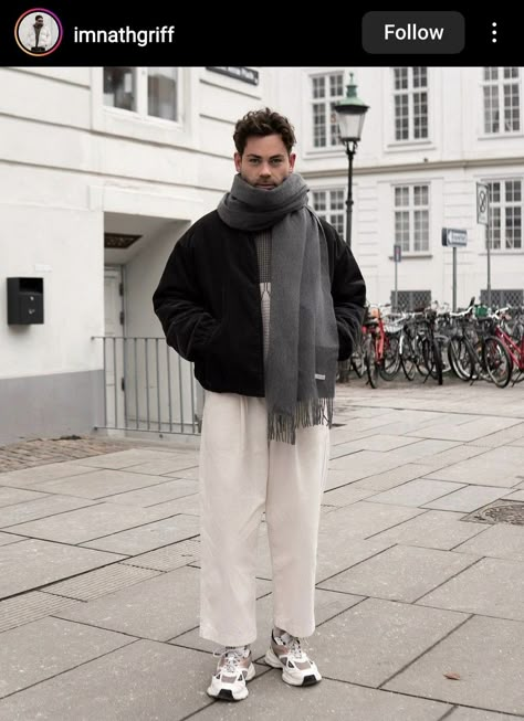 Scarf Man Outfit, Street Style London 2024, Scarf Outfits Men, Men’s Scarf Outfit, Man Winter Style, Winter Look Men, Men Scarf Outfit, Masc Winter Outfit, Gray Scarf Outfit