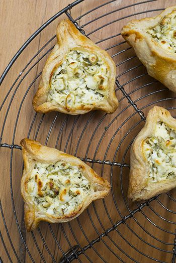 Savory Hamantaschen Recipe, Pastries Savory, Purim Recipe, Hamantaschen Recipe, Spring Herbs, Jewish Cuisine, Persian Cuisine, Jewish Food, Doner Kebab