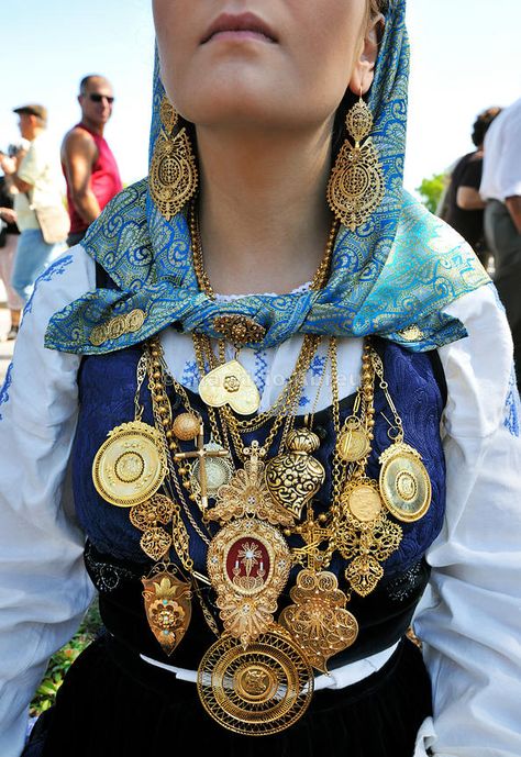 Portuguese Traditions, Portuguese Clothing, Portuguese Culture, Festival Costumes, Southern Europe, Filigree Jewelry, Folk Fashion, Traditional Costume, Jewelry Images