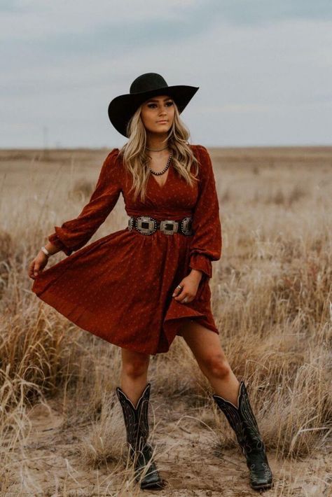 Rodeo Glamour: A Style Round-Up of Texas' Chicest Rodeo Outfits for Every Season Rich Western Outfits, Vaquera Outfits, Country Outfits Women, Country Chic Outfits, Cowgirl Style Outfits, Western Photography, Cowgirl Outfit, Western Clothes, Cowgirl Dresses