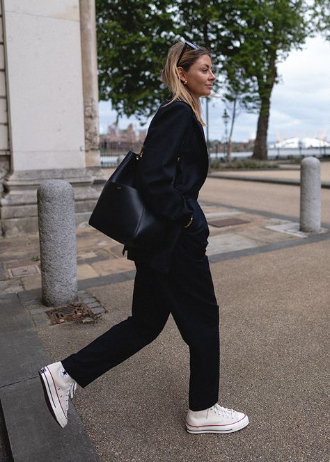 Emma Hill style, black blazer, black tailored trousers, Celine Seau Sangle bucket bag, parchment converse hi tops, chic casual outfit_ Emma Hill, White Converse Outfits, Converse Outfits, Style Casual Chic, Clean Aesthetic, Outfits With Converse, Looks Street Style, Casual Chic Outfit, Blazer Outfits