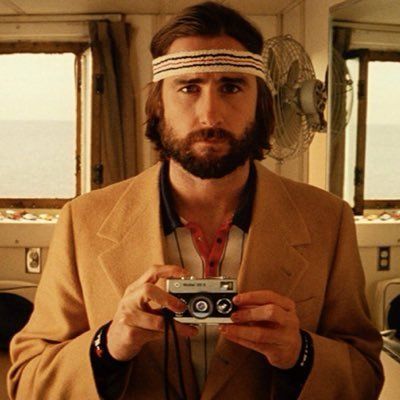 Richie tenenbaum Richie Tenenbaum, Wes Anderson Characters, Holding A Camera, Luke Wilson, Fotocamere Vintage, Wes Anderson Style, Royal Tenenbaums, Wes Anderson Movies, Wes Anderson Films