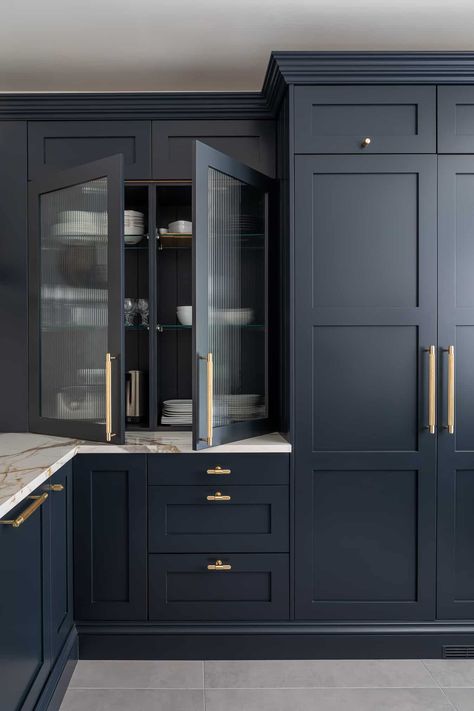 Shaker Kitchens Blue Shaker Kitchen, Dark Blue Kitchens, Shaker Kitchen Design, Glass Kitchen Cabinets, Shaker Kitchens, Navy Kitchen, Blue Kitchen Cabinets, Shaker Style Kitchens, Classic Kitchen