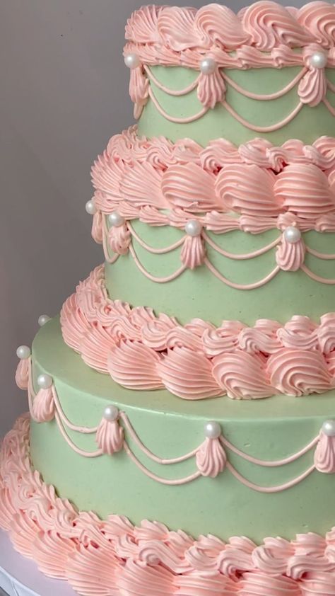 aprilsbakerlondon on Instagram: Marie Antoinette piping galore🎀 Cake Ideas Vintage, Kitsch Cake, Comic Cake, Vintage Heart Cake, Bolo Vintage, Vintage Birthday Cakes, Aesthetic Cake, Green Cake, Design Cake