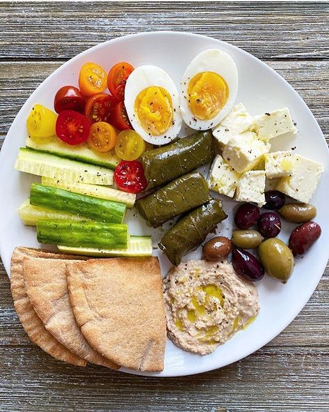 Greek Snacks, Hummus Snack, Plate Lunch, Lunch Inspiration, Protein Packed Snacks, Healthy Lunch Snacks, Easy Healthy Lunches, Snack Plate, How To Eat Less