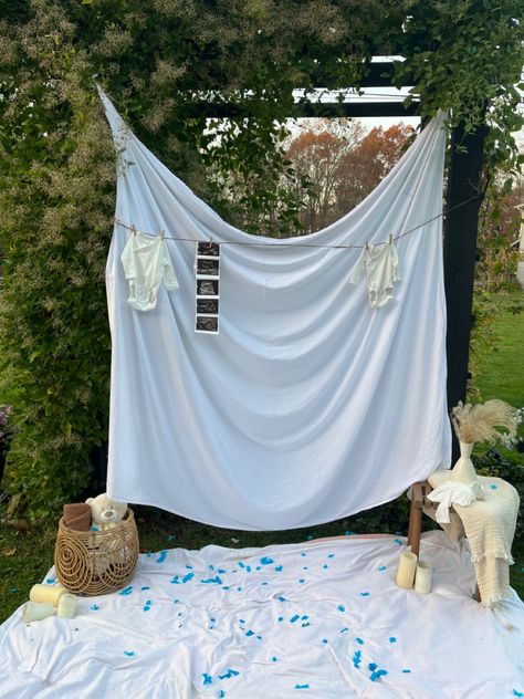 White Sheet Photoshoot Outside Maternity, Maternity Pictures White Backdrop, Boho Chair Maternity Photos, White Back Drop Maternity Shoot, White Sheet Maternity Shoot, Pregnancy Announcement Pictures, Pregnancy Belly Photos, Belly Photos, Photoshoot Backdrops