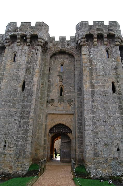 Old English Castle, Medieval Gatehouse, Castle Gatehouse, Castle Turret, Water Castle, Bodiam Castle, Castle Gate, Castle Pictures, Old Castle