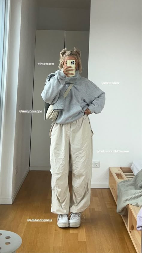 Winter Outfits Joggers, Lesbian Winter Outfits, Jogger Pants Outfit Winter, Gray Sweatpants Outfit, Parachute Pants Outfit, Sport Casual Outfit, Minimalist Wardrobe Capsule, Estilo Hijab, Gymwear Outfits