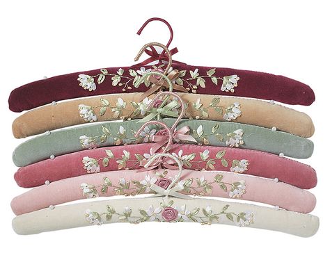 Scented velvet padded clothes hangers (Set of 6) Fabric Covered Hangers, Padded Coat Hangers, Covered Coat Hangers, Hanger Crafts, Hanger Diy, Padded Hangers, Velvet Hangers, Wire Hangers, Coat Hanger