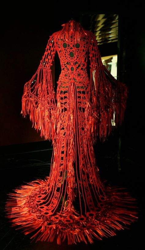 Amazing work. Red ribbon macramé gown. Franck Sorbier: collection Haute Couture AW 09/10 Club Fashion, Stephane Rolland, Fantasy Fashion, Jean Paul Gaultier, Costume Design, Couture Fashion, Look Fashion, Fashion Art, Alexander Mcqueen