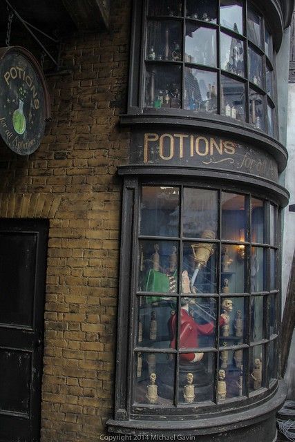 Alley Aesthetic, Harry Potter Land, Harry Potter Places, Harry Potter Diagon Alley, The Wizarding World Of Harry Potter, Hogwarts Aesthetic, Diagon Alley, Harry Potter Theme, Hogwarts School