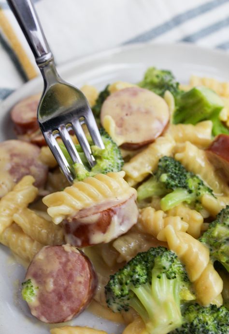 One-Pot Cheesy Smoked Sausage and Broccoli Pasta Smoked Sausage And Broccoli, Sausage And Broccoli, Smoked Sausage Recipes, Recipe For One, Beef Meals, Kielbasa Recipes, Broccoli Pasta, Cheesy Pasta, Cheese Sausage