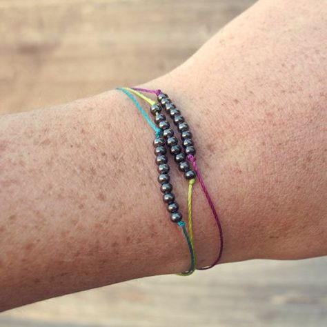 Beaded Hemp Bracelet (and 15 tutorials to add beads to friendship bracelets) Bracelet Making Tutorial, Metal Bead Bracelet, Making Friendship Bracelets, Bracelets Tutorial, Rose Beads, Hemp Bracelet, Beads Craft Jewelry, Hemp Bracelets, Jewelry Board