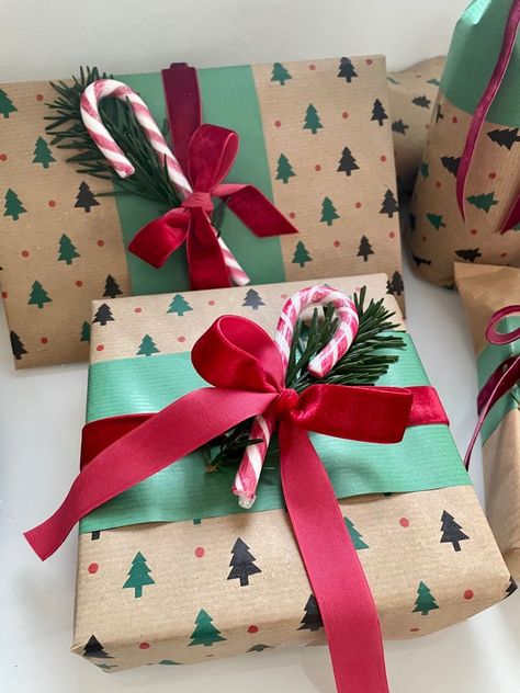 Christmas Gift Wrapping Diy, Christmas Wrapping Diy, Pretty Gift Wrapping Ideas, Xmas Gift Wrap, Christmas Gift Packaging, Christmas Gift Basket Ideas, Gift Wrapping Inspiration, Gift For Mom Christmas, Gifts Wrapping Diy