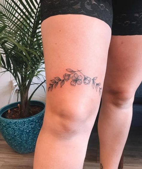 The Most Beautiful Above Knee Tattoo Models 4 Knee Tattoo Ideas, Simple Leg Tattoos, Above Knee Tattoo, Wörter Tattoos, Tattoo Placements, Female Tattoos, Men Tattoos, Skeleton Hand Tattoo, Shoulder Tattoos