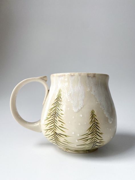 Winter Mugs Ceramic, Pottery Painting Cups Design, Christmas Ceramic Mug Ideas, Christmas Mugs Pottery, Mountain Pottery Painting Ideas, Christmas Mug Pottery, Winter Pottery Painting Ideas, Christmas Painted Pottery, Christmas Pottery Mugs