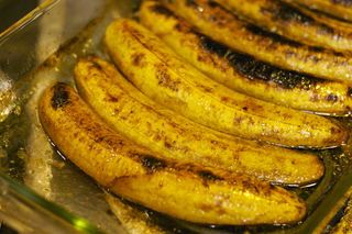 Plantain Recipes Baked, Plantains Recipe, Baked Plantains, Sweet Plantains, Plantain Recipes, Ripe Plantain, Vegetarian Sides, Vegetarian Side Dishes, Meatless Dinner