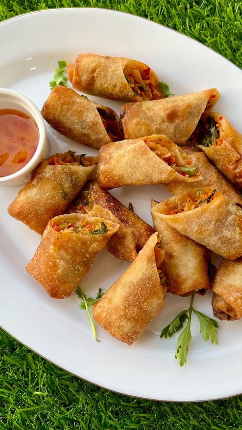 nehadeepakshah on Instagram: Veg Spring Rolls !!! This recipe needs no introduction. Leave a comment if you love spring rolls too 😃 This is definitely the EASIEST… Veg Aesthetic Food, Vegetarian Junk Food Recipes, Indian Spring Rolls, Veg Spring Rolls Recipes, Spring Rolls Aesthetic, Veg Roll Recipe, Veg Roll, Restaurant Banner, Veg Spring Rolls