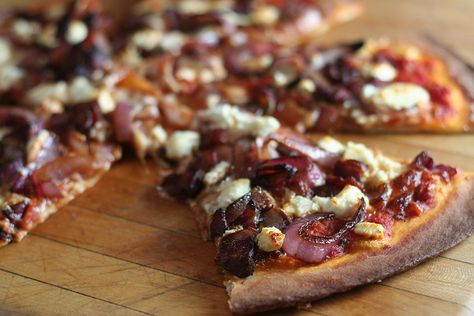 Balsamic Onion, Bacon, and Goat Cheese Pizza, this looks awsome Goat Cheese Pizza Recipes, Bacon Goat Cheese, Cheese Pizza Recipe, Balsamic Onions, Goat Cheese Pizza, Homemade Pizza Dough, Caramelized Onion, Pizza Pizza, Nom Nom Nom