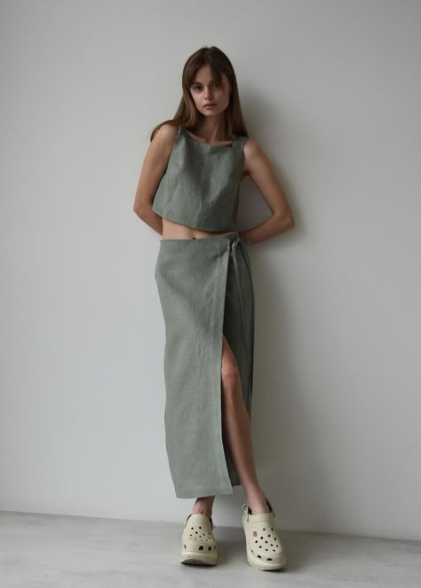 Linen Crop Top And Skirt, Linen Festival Outfit, Sleeveless Linen Crop Top For Vacation, Linen Clothes For Women Summer, Linen Tops Women Summer Outfits, Linen Outfits For Women Summer, Linen Top Outfit, Linen Set Women, Linen Outfits For Women