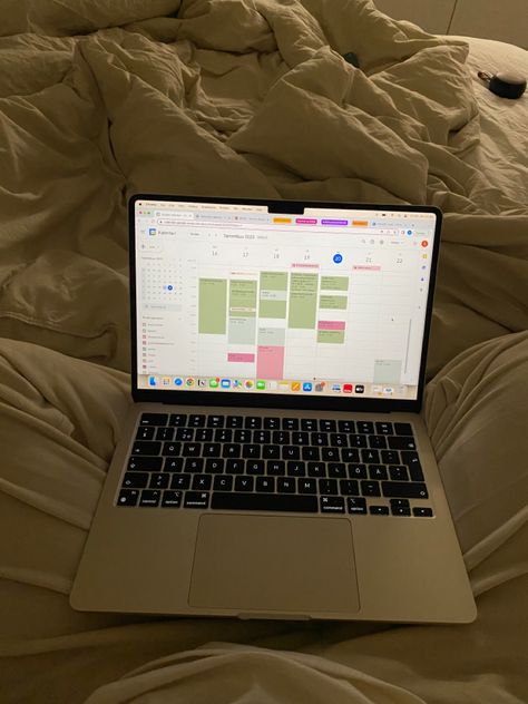 Laptop Work From Home Aesthetic, Laptop Work Aesthetic, Google Calendar Aesthetic, Studious Aesthetic, Study Timetable, Student Laptop, Academic Motivation, Vision Board Inspiration, Google Calendar