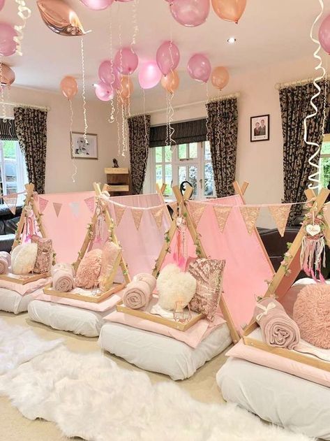 #catchmyparty #partyideas #bohochicparty #sleepover #girlbirthdayparty Slumber Party Decorations, Spa Sleepover Party, Girls Sleepover Party, Sleepover Room, Birthday Sleepover Ideas, Slumber Party Birthday, Girls Slumber Party, Glamping Party, Teepee Party