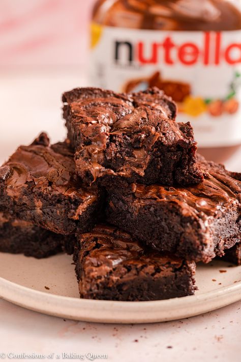 Incredibly rich and fudgy these Nutella brownies are a dream! Thick and full of Nutella in the brownie batter and more Nutella swirled on top, these brownies are for chocolate lovers! Step-by-step photos teach you how bake this Nutella Brownie recipe. Easy Nutella Brownies, Nutella Recipes Brownies, Nutella Brownie, Nutella Muffins, Brownies Chocolate, Nutella Brownies, Oreo Brownies, Blondie Brownies, Brownie Batter