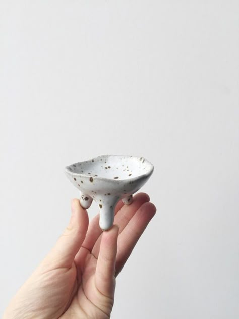 Tripod snowy salt dish Salt Dish Ceramic, Clay Games, Ceramic Salt Dish, Salt Dish, Pottery Projects, Ceramics Inspiration, Ceramic Art Sculpture, Hand Craft, Art Clay