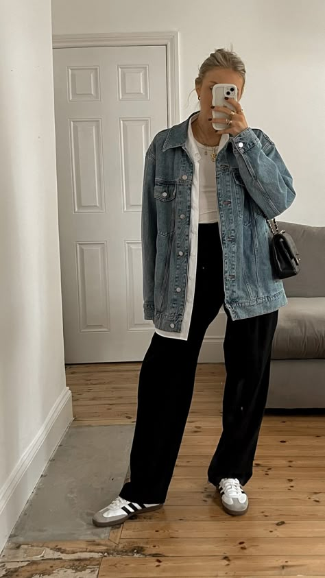 How To Style Jacket Jeans, Black Pants And Jean Jacket Outfit, Cool Denim Jacket Outfit, Denim Jacket Autumn Outfit, Oversized Blue Denim Jacket Outfit, Outfit With Jacket Jeans, Size16 Women Outfit Ideas, Black Pants Jean Jacket Outfit, How To Style A Black Denim Jacket