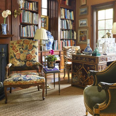 John Rosselli's home is an actual treasure chest. Upper East Side Apartment, Bohemian House, Casas Coloniales, Home Libraries, Bohemian Living Room, Home Library, Architectural Digest, Room Colors, Long Island